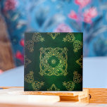 Emerald Green E Damasco Amarelo - Ornamentos Celul<br><div class="desc">Design de azulejo decorativo elegante com ornamentos Celtas damascos amarelos sobre um fundo verde esmeralda.</div>