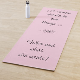 Encorajar o tapete yoga, mulher forte