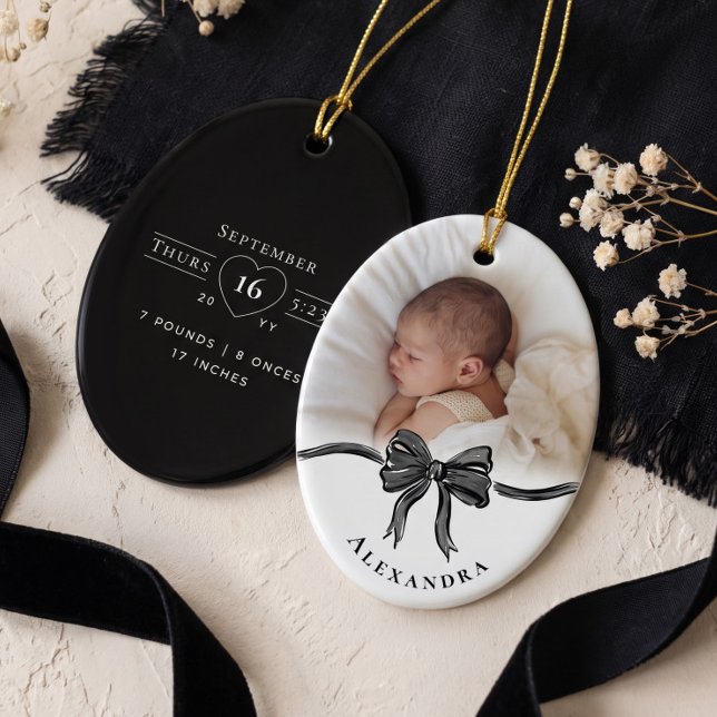 Enfeite de Cerâmica com Estatísticas de Nascimento (Black Bow Personalized Baby Name Photo Birth Stats Ceramic Ornament)