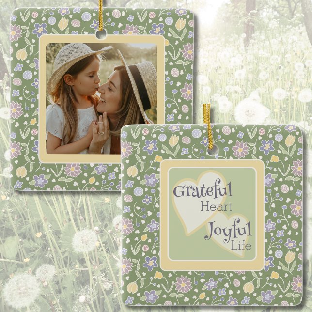 Enfeite de Cerâmica com Foto de Coração Grato Vida (Grateful Heart Joyful Life Photo Ornament – Personalized Floral Keepsake Gift)