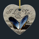 Enfeite de Coração de Conchas Romântico<br><div class="desc">Capture a beleza do amor com este elegante enfeite de coração de conchas marinhas,  apresentando duas conchas naturais formando um coração na areia macia com uma delicada inscrição “Eu Te Amo”.</div>