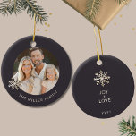 Enfeites de natal de fotos da família personalizad<br><div class="desc">Celebre a alegria e a união da temporada de festas com nosso Enfeites de natal de fotos da família personalizada. A frente mostra uma foto familiar apreciada, formada por um elegante design de floco de neve, enquanto o nome da família adiciona um toque pessoal. Nas costas, "Joy Love" captura o...</div>