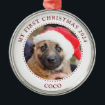 Enfeites de natal Fotográfico de Cachorro Puppy<br><div class="desc">Elegante ornamento 'Meu Primeiro Natal' com a foto, o nome e o ano do seu novo filhote. Texto elegante em forma vermelha. Basta carregar sua foto. Crie um pouco na foto do rosto do seu filhote. Substitua esta foto por sua própria foto adorável. Clique em para ajustar se quiser mover...</div>