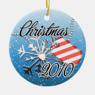 Enfeites de natal militares cobertos de neve