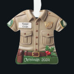 Enfeites de natal Personalizado da Camisa Park Ran<br><div class="desc">Celebre as férias com um presente único e ponderado para o guarda-florestal do parque na sua vida! O Ornamento de Camisas Ranger Park,  personalizado,  é a maneira perfeita de adicionar um toque da natureza e alegria festiva à sua árvore de Natal.</div>