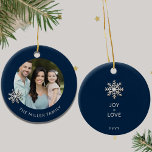 Enfeites de natal Personalizado da Família<br><div class="desc">Celebre a alegria e a união da época de férias com o nosso Enfeites de natal da Família Personalizada. A frente mostra uma foto familiar apreciada, formada por um elegante design de floco de neve, enquanto o nome da família adiciona um toque pessoal. Nas costas, "Joy Love" captura o espírito...</div>