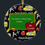 Enfeites de natal Principal Favorito do Chalkboard<br><div class="desc">Obtenha o presente perfeito para aquele maravilhoso diretor que você conhece! Pode ser no Natal ou só porque ela dá aquele toque especial. Este é um ornamento com um negro brilhante com ônibus escolares e fundos de lápis. Diz "Diretor Favorito Nunca" escrito num quadro. Há uma maçã vermelha à direita...</div>