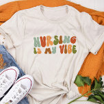 Enfermagem De Groovy É A Minha Vibe, Saúde, Enferm<br><div class="desc">Camiseta retrô 'Enfermagem é minha vibração',  para enfermeiras.</div>