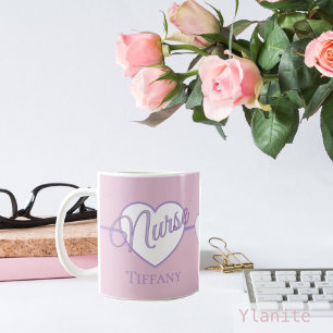 Enfermeira, caneca de café rosa e púrpura