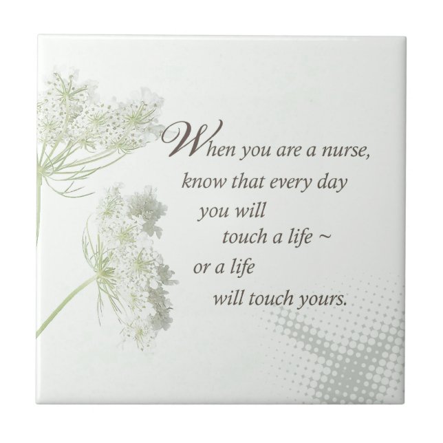 Enfermeira toca vida com flores selvagens (Frente)