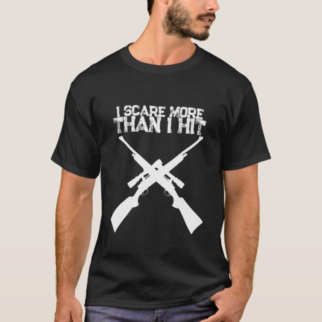 Engraçado, Eu Assusto Mais do que Acerto Camiseta  (Frente)