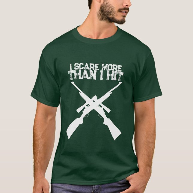 Engraçado, Eu Assusto Mais do Que Acerto Camiseta  (Frente)