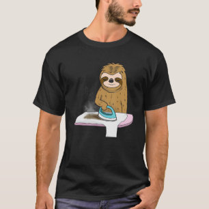 Engraçado Sloth Ironando Sua Camisa Muito Lenta No