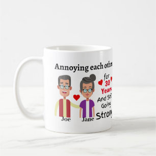 Enlouquecendo uma a outra caneca de café