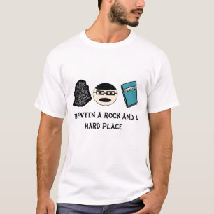 Entre uma rocha e uma camisa de homens de lugar do
