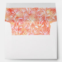 Envelope alinhado com padrão floral laranja.