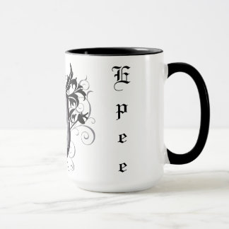 Epee dramático que cerca a caneca do branco da