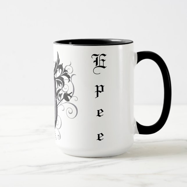 Epee dramático que cerca a caneca do branco da (Direita)