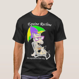 Eqüino reclina a camisa escura