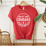Equipe de futebol personalizada com o número do jo<br><div class="desc">T-Shirt de futebol da Frente e Trás Personalizada - mostrada em Design vermelho apresenta um logotipo na moda redondo com capacete de futebol,  estrelas e listras. Personalize com o nome do seu jogador de futebol,  número de camisa e sobrenome. Inclui um sotaque de futebol nas costas.</div>