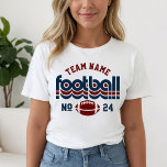 Equipe de futebol personalizada, vermelho escuro e<br><div class="desc">Nome personalizado de futebol e Camiseta de número de jogador para a mãe - mostrados no Design branco para mães de futebol, os recursos de inscrição retroativa e texto personalizado que podem ser personalizados com o nome da equipe e o número de camisa do jogador. Vermelho escuro e azul marinho...</div>