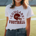 Equipe Vermelha e Dourada de Futebol Personalizada<br><div class="desc">Camisa de futebol da Frente e Traseira Personalizada para a Mãe - mostrada na Design de Branco para mães de futebol mostra um capacete de futebol com texto esportivo que pode ser personalizado para o nome do time, o sobrenome do filho e o seu número de camisa. As cores Douradas...</div>