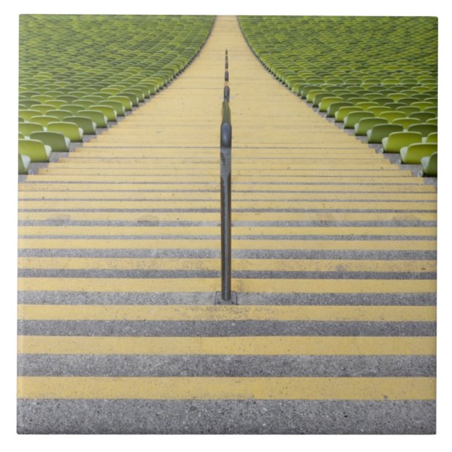 Escadaria do estádio entre fileiras de assentos (Frente)