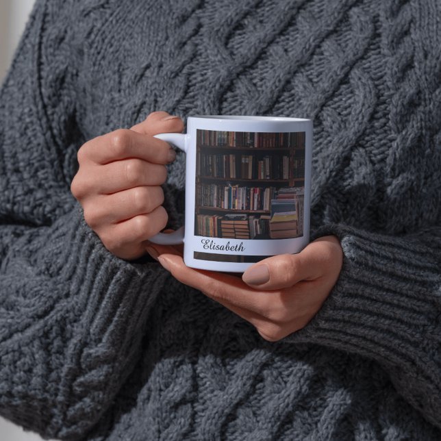 Escapar para sua prateleira de livros: Uma caneca  (Escape to Your Bookshelf: A Book Lover's Mug)