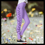 ESCOLHA SUAS Leggings Yoga personalizadas COR com<br><div class="desc">ESCOLHA SUAS leggings personalizadas de yoga. Impresso de borda a borda, com seu nome em um grande roteiro roxo escuro para cima de uma perna! A amostra é púrpura pálida, mas você pode facilmente personalizar para a cor de sua escolha. Também é fácil alterar ou excluir texto de exemplo. Todos...</div>