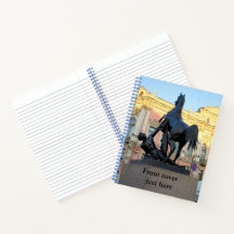 Esculpem a ponte de Anichkov na Rua. Petersburgo