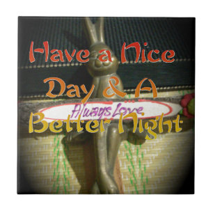 Escultura do coelho de bronze com citações inspira