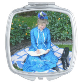 Espelhinho Senhora do Victorian escrevendo no jardim