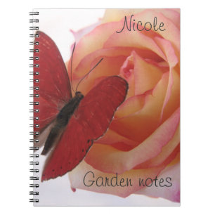 Espiral borboleta vermelha no caderno do rosa do rosa