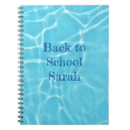 Espiral caderno de volta às aulas com piscina com texto pr