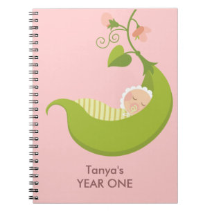 Espiral Ervilha em um caderno do bebê da menina do vagem