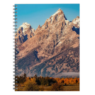 Espiral Imagem da montanha rochosa no caderno