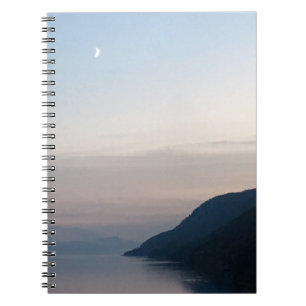 Espiral Lua sobre o caderno de Loch Ness