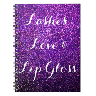 Espiral o caderno roxo do brilho chicoteia lipgloss do