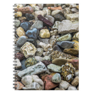 Espiral Seixos em um caderno da praia