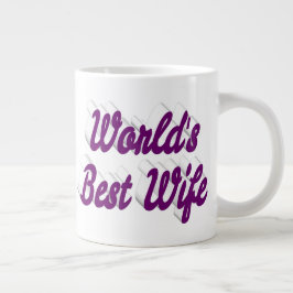 Esposa com caneca de café gigante com metade do te