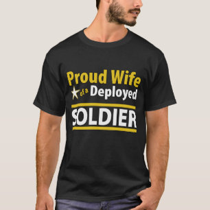 Esposa orgulhosa de uma camisa distribuída do