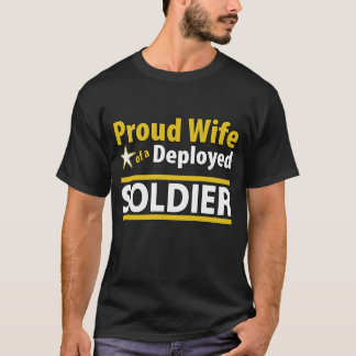 Esposa orgulhosa de uma camisa distribuída do