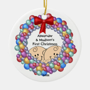 Espreitando enfeites de natal do bebê dos gêmeos