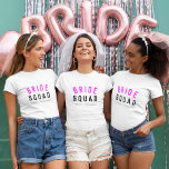 Esquadrão de Noivas | Balneira Rosa Quente Bridesm<br><div class="desc">Uma bela, simples, na moda, "Bride Squad" cita camiseta feminina de arte com tipografia moderna e minimalista em preto e néon quente, de cor-de-rosa legal. O slogan, o nome e o papel podem ser facilmente personalizados com os nomes do seu partido noivo, por exemplo, noiva, damas de honra, floricultura, Mãe...</div>