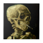 Esqueleto de Fumagem de Van Gogh<br><div class="desc">Azulejo cerâmico com a pintura a óleo de Vincent van Gogh Crânio de um Esqueleto com Cigarro em chamas (1885-86). Um presente excelente para fãs do Poste-impressionismo e da arte holandesa!</div>