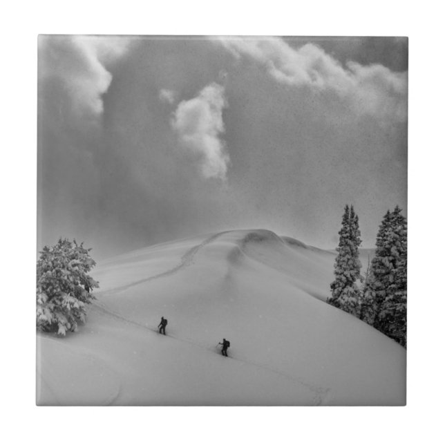 Esquiadores de backcountry em neve fresca (Frente)