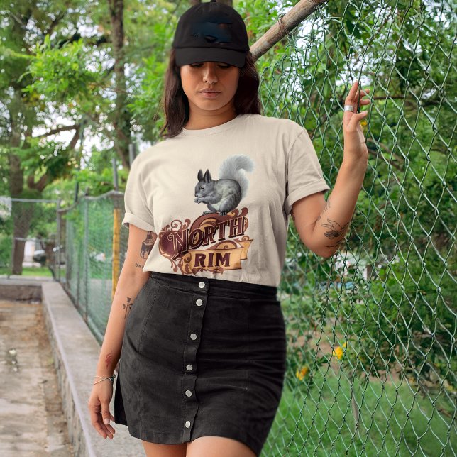 Esquilo Kaibab Lodge da Borda Norte (young woman wearing a Grand Canyon North Rim Kaibab squirrel tshirt)