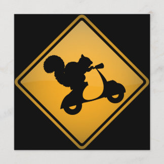 Esquilo no convite do sinal de aviso do patinete