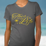 Esta é a camiseta do slogan tipográfico amarelo vi<br><div class="desc">Esta é a camiseta do slogan de vida. Ideal para aqueles que desejam ou tentam relaxar,  tenham calma e aproveitem a vida. Excelente para vestir em férias/férias relaxantes ou no fim de semana. Item projetado exclusivamente por Sarah Trett.</div>