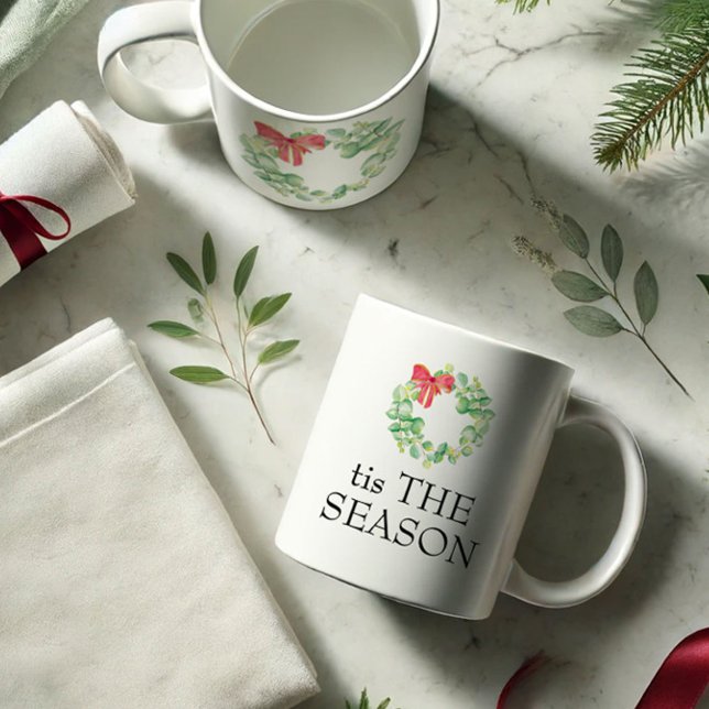 Esta é a época da caneca de Natal (Christmas mugs feature the words tis The Season with watercolor wreath art by Victoria Grigaliunas)